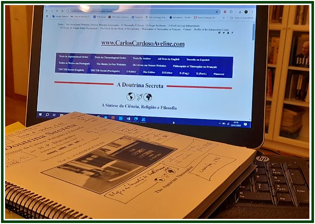 Um computador portátil exibe a página do portal com o título A Doutrina Secreta atrás de um caderno espiral aberto com anotações e um teclado.