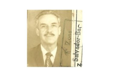 Portrait en ton sépia de brésilien Carlos Lima Aveline avec une moustache, vêtu d'un costume et d'une cravate, rappelant le style d'une photographie d'identité rétro.