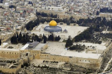 Vista aérea do complexo de Al-Aqsa em Jerusalém, destacando a Cúpula da Rocha ao centro e a Mesquita Qibli.