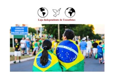 Casal a caminhar envolto pela bandeira do Brasil, sob o símbolo da Loja Independente de Teosofistas, uma pomba branca entre dois globos terrestres.