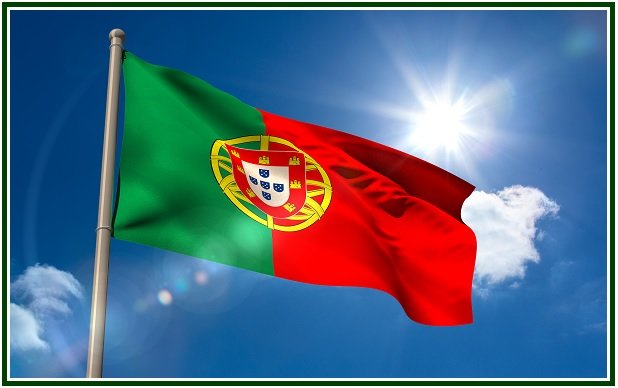 Bandeira de Portugal a ondular ao vento sob um céu claro, ilustrando a meditação prática 'Oração Pelo Despertar de Portugal' de Carlos Cardoso Aveline.