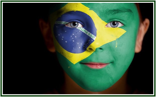 Fotografia de uma criança sorridente com a bandeira do Brasil pintada no rosto, simbolizando a esperança no futuro.