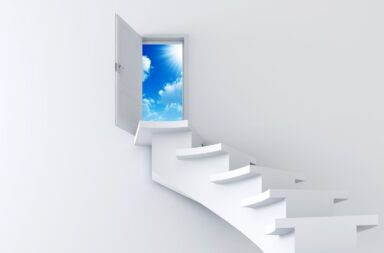 Ilustração conceitual da Escada Platónica com degraus brancos e fundo branco, levando a uma porta aberta no topo que revela o céu azul com nuvens e sol.
