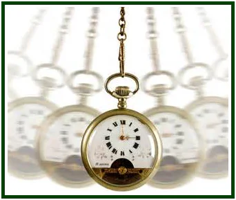 Relógio de bolso antigo em movimento pendular de oscilação, simbolizando o ritmo cíclico e o equilíbrio na Lei da Simetria.