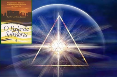 Capa do livro O Poder da Sabedoria de Carlos Cardoso Aveline ao lado de um triângulo com geometria sagrada radiante, ilustrando A Lei da Vida Imortal.