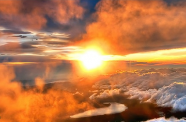 Pôr do sol dourado sobre um mar de nuvens, simbolizando a luz da alma imortal na teosofia.