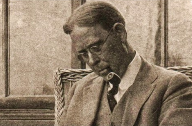 Retrato vintage em tons de sépia do filósofo teosofista John Garrigues sentado em uma cadeira de vime enquanto fuma um cachimbo, autor do texto sobre hipocrisia e sinceridade.