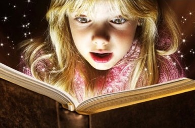Menina expressando surpresa ao ler um livro mágico brilhante, ilustrando o catálogo de livros publicados no website de Carlos Cardoso Aveline.