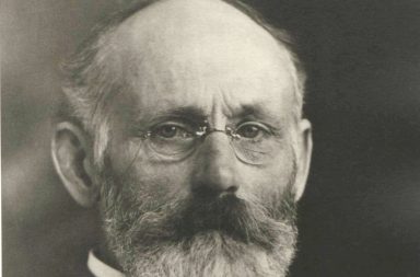 Retrato detalhado do pensador Robert Crosbie, fundador da Loja Unida de Teosofistas, ilustrando o texto A Lei do Carma e a Compaixão.