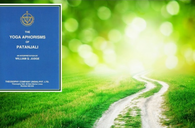 Capa azul do livro The Yoga Aphorisms of Patanjali de William Q. Judge ao lado de um caminho sinuoso em um campo verde ensolarado, com moldura verde.