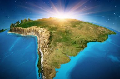 Ilustração tridimensional do continente sul-americano e do Brasil na curvatura da Terra, com um sol radiante a nascer no horizonte espacial.