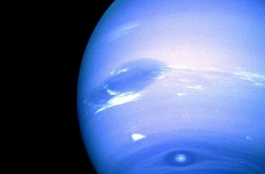 Planeta Netuno no espaço sideral ilustrando o mistério de Netuno na astrologia teosófica.