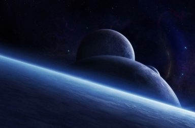 Ilustração do espaço com três planetas alinhados na escuridão cósmica e uma atmosfera azul brilhante.
