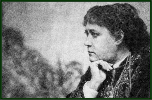 Retrato de perfil de Helena Blavatsky pensativa, ilustrando o artigo sobre a sua obra-prima.