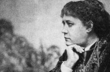 Retrato de perfil de Helena Blavatsky pensativa, ilustrando o artigo sobre a sua obra-prima.