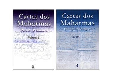 Capas do Volume I e do Volume II dos livros Cartas dos Mahatmas para A. P. Sinnett, com fundo azul e manuscritos originais sobrepostos.