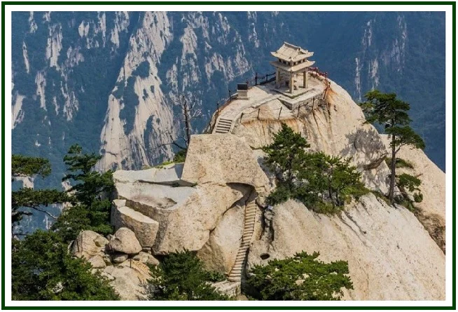 Pavilhão do Xadrez de Huashan no topo de uma montanha rochosa e isolada com pinheiros, simbolizando a paz perfeita no meio das dificuldades.