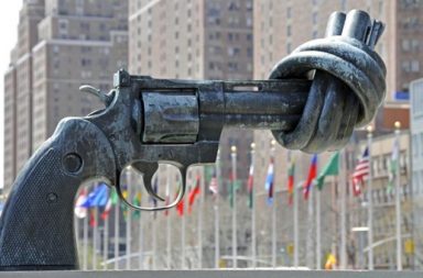 Close-up of the Non-Violence sculpture by Carl Fredrik Reuterswärd showing a bronze revolver with a knotted barrel.