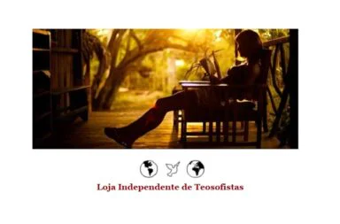 Silhueta de uma mulher sentada numa cadeira de madeira num alpendre ou varanda rústica, lendo um livro sob a luz dourada e calorosa do entardecer que atravessa as árvores ao fundo. Na metade inferior, sobre um fundo branco com moldura verde, encontra-se o logótipo da Loja Independente de Teosofistas, constituído por dois globos terrestres flanqueando uma pomba branca central, com o nome da loja teosófica centrado logo abaixo em letras vermelhas.