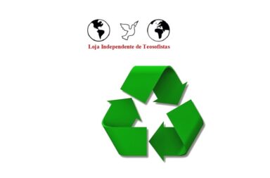 Logótipo oficial em letras vermelhas da Loja Independente de Teosofistas abaixo de três pequenos círculos com globos e uma pomba da paz, posicionado sobre um grande símbolo de reciclagem tridimensional verde brilhante com setas cíclicas, ilustrando o artigo sobre reencarnação.