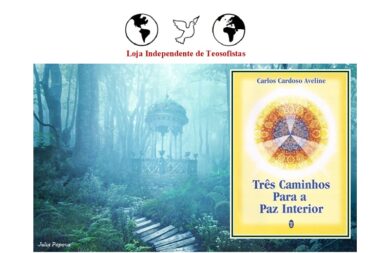Uma montagem digital mostrando uma floresta mística e enevoada em tons azuis e verdes com uma escada de madeira que conduz a um coreto antigo. À direita, destaca-se a capa amarela do livro Três Caminhos Para a Paz Interior, de Carlos Cardoso Aveline, exibindo uma mandala geométrica e luminosa. No topo, figuram três logótipos circulares com mapas mundiais e uma pomba branca, sob o texto Loja Independente de Teosofistas.