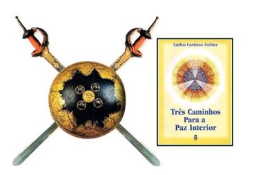 Duas espadas cruzadas atrás de um escudo redondo ornamentado em tons de dourado e preto, representando o caminho do guerreiro, ao lado da capa do livro Três Caminhos Para a Paz Interior de Carlos Cardoso Aveline.