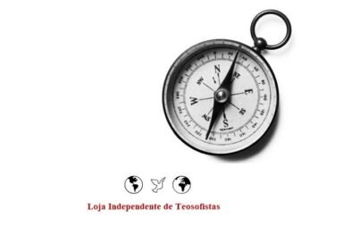 Bússola metálica antiga de bolso a preto e branco sobre fundo branco, com o logótipo e texto da Loja Independente de Teosofistas na parte inferior, simbolizando o despertar da vontade.