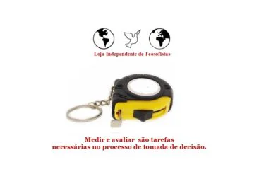Imagem de um chaveiro com fita métrica amarela e preta ao centro, sob o logótipo da Loja Independente de Teosofistas e com a legenda inferior: Medir e avaliar são tarefas necessárias no processo de tomada de decisão.