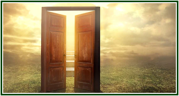 Uma grande porta de madeira escura aberta no meio de um campo de relva, revelando degraus de uma escadaria banhada por uma luz solar dourada e intensa entre nuvens, simbolizando a nova primavera espiritual e a renovação de Adyar.