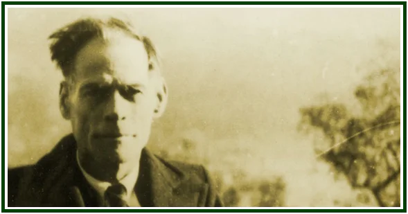 Retrato fotográfico a preto e branco em tom sépia do poeta português Teixeira de Pascoaes em plano médio, olhando de frente, vestindo fato e gravata, com o contorno difuso da natureza ao fundo, ilustrando a ânsia nostálgica da alma no poema 'O Homem'.