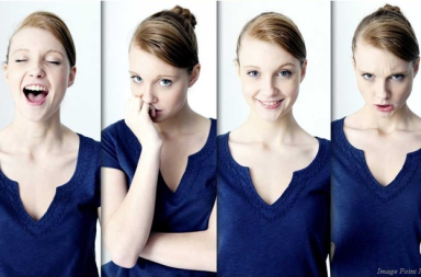 Composição fotográfica horizontal em quatro painéis verticais exibindo a mesma mulher de blusa azul a expressar diferentes emoções: rir de olhos fechados, roer as unhas com olhar apreensivo, sorrir serenamente e franzir a testa com expressão de desagrado, ilustrando os estados mentais analisados pela ciência da alma.