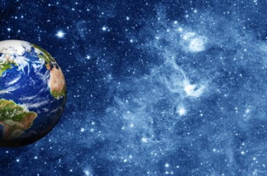 Vista panorâmica do planeta Terra flutuando no lado esquerdo do espaço sideral, rodeado por uma imensa nébula azul brilhante e milhares de estrelas cintilantes, ilustrando a perspetiva cósmica do artigo sobre a religião aquariana.