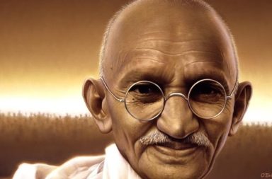 Desenho digital em plano médio e tons sépia de Mahatma Gandhi sorrindo, usando os seus óculos redondos característicos e trajes brancos, ilustrando a presença da sabedoria pacífica no artigo 'A Sabedoria Prática de Gandhi'.