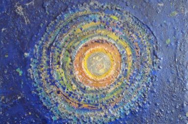 Pintura abstrata de textura azul com círculos concêntricos luminosos, representando o centro do círculo de Pascal na teosofia.