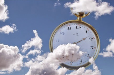 Relógio de bolso antigo e dourado a flutuar no céu azul entre nuvens brancas, simbolizando os ciclos cósmicos e o tempo.