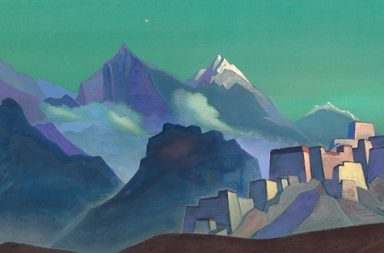 Pintura artística de Nicholas Roerich mostrando uma fortaleza de pedra ou mosteiro assente sobre uma colina rochosa, rodeada pelas majestosas montanhas dos Himalaias sob um céu esverdeado. As montanhas apresentam picos cobertos de neve e tons de azul, roxo e verde, com nuvens baixas a flutuar entre os vales, evocando a atmosfera espiritual do discipulado e do aprendizado oculto.