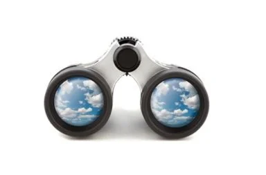 Vista frontal de uns binóculos modernos com detalhes prateados e pretos, exibindo em ambas as lentes o reflexo nítido de um céu azul com nuvens brancas, simbolizando a claridade mental obtida através da atenção.