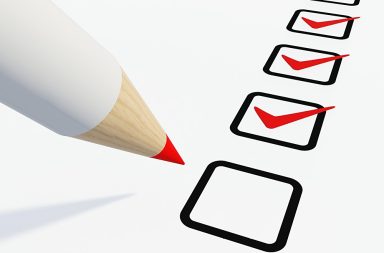 Ilustração em perspetiva tridimensional de uma ponta de lápis branco com grafite vermelha prestes a assinalar um quadrado em branco, inserido numa lista vertical com várias caixas de verificação já validadas com vistos vermelhos.