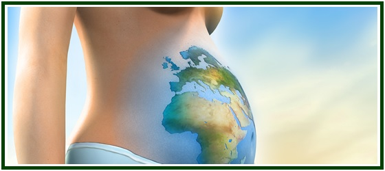 Imagem conceptual exibindo o ventre proeminente de uma mulher grávida com o mapa-mundo projetado na pele da barriga, mostrando os continentes africano e europeu, simbolizando a vida e as leis universais discutidas no artigo sobre feticídio.