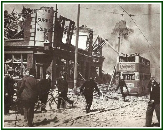 Destruição urbana em Londres com pessoas entre escombros e um autocarro de dois andares durante a Segunda Guerra Mundial.