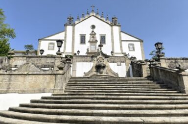 Escadaria barroca e fachada da Igreja da Misericórdia de Santa Maria da Feira, ilustrando a dualidade entre o perene e o perecível.