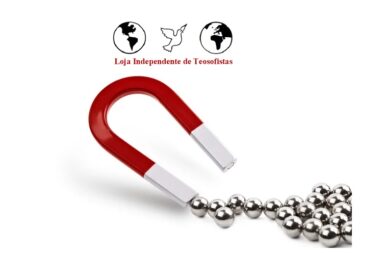 Logótipo da Loja Independente de Teosofistas acima de um íman vermelho e prateado em forma de ferradura que atrai uma corrente de pequenas esferas metálicas brilhantes, ilustrando a força do magnetismo.