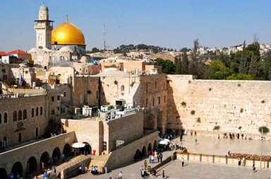 Muro das Lamentações e a Cúpula da Rocha em Jerusalém, Israel, ilustrando o artigo sobre a Teosofia e o Oriente Médio.