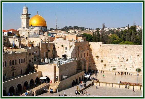 Muro das Lamentações e a Cúpula da Rocha em Jerusalém, Israel, ilustrando o artigo sobre a Teosofia e o Oriente Médio.