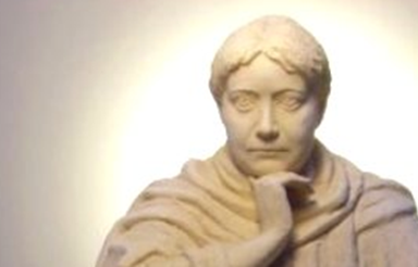 Busto em escultura de pedra de Helena Blavatsky com a mão no queixo perante um fundo iluminado, ilustrando A Teosofia É Uma Religião?