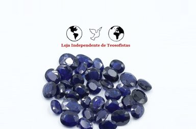 Pedras facetadas de safira azul sobre fundo branco com o logótipo da Loja Independente de Teosofistas na parte superior.