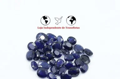 Pedras facetadas de safira azul sobre fundo branco com o logótipo da Loja Independente de Teosofistas na parte superior.