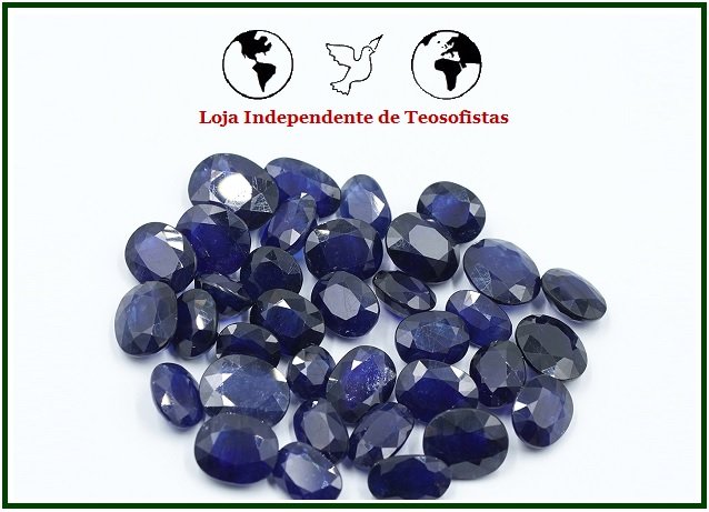 Pedras facetadas de safira azul sobre fundo branco com o logótipo da Loja Independente de Teosofistas na parte superior.