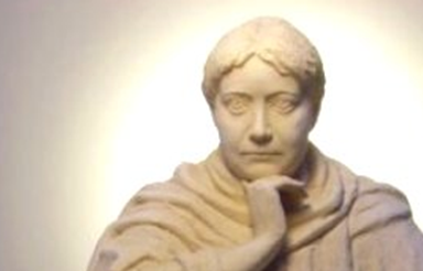 Busto de Helena Blavatsky em pose reflexiva com a mão no queixo, sob um halo de luz circular a ilustrar teosofia, o testemunho de uma descoberta.