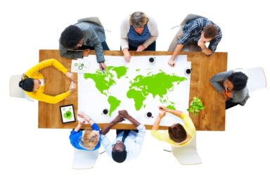 Reunião coletiva e cooperação global representando a união de propósitos e o altruísmo e a firmeza na teosofia.
